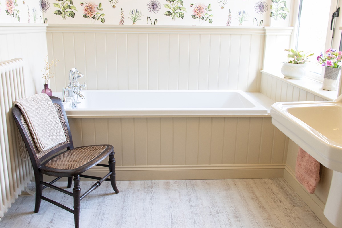 Thorpe Abbotts Traditional Bathroom | Mann